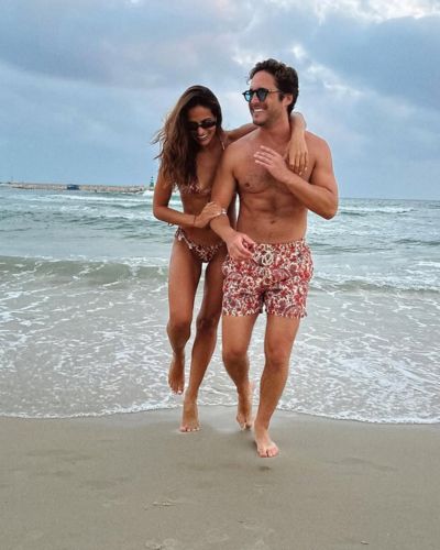 Renata Notni y Diego Boneta durnate unas vacaciones en la playa