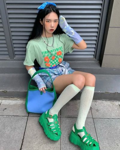 Las calcetas con sandalias dejaron de ser un “error de estilo” para convertirse en una de las tendencias más comentadas del street style.