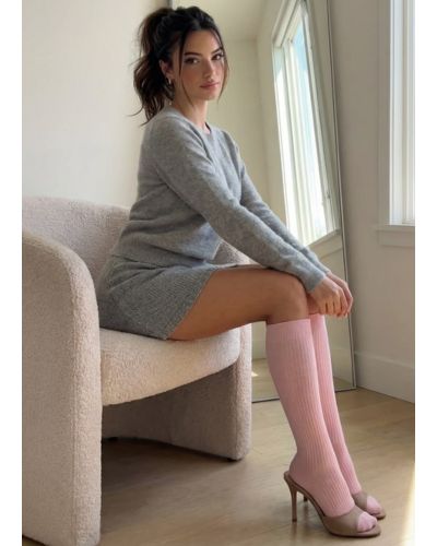 Las calcetas con sandalias dejaron de ser un “error de estilo” para convertirse en una de las tendencias más comentadas del street style.