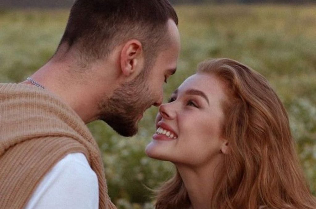 La teoría de abril explica por qué, tras una ruptura —especialmente en marzo—, las emociones se intensifican en lugar de desaparecer.