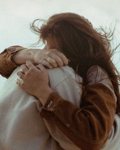 La teoría de abril explica por qué, tras una ruptura —especialmente en marzo—, las emociones se intensifican en lugar de desaparecer.