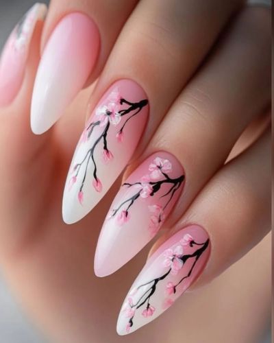 Uñas difuminadas con flor de cerezo