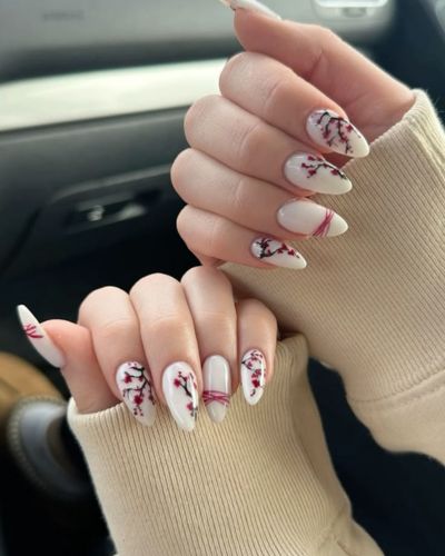 Milky nails con flor de cerezo