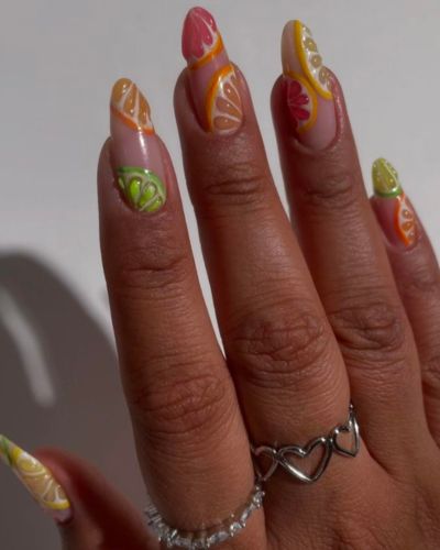 Llenas de color, energía y ese toque divertido que transforma cualquier look, este manicure se ha convertido en el favorito para quienes buscan algo fresco, vibrante y diferente.