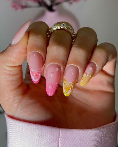 Llenas de color, energía y ese toque divertido que transforma cualquier look, este manicure se ha convertido en el favorito para quienes buscan algo fresco, vibrante y diferente.
