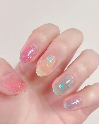 Manicure en colores claros con efecto gelatina