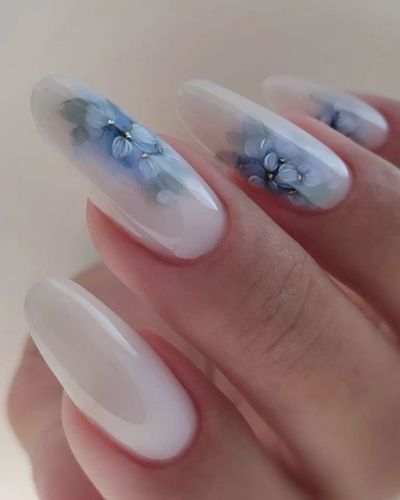Uñas peonía con efecto milky y flores azules