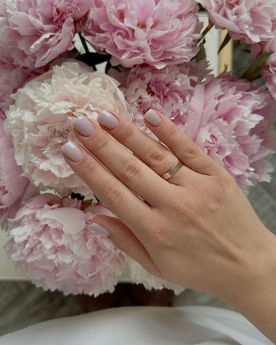 Uñas rosas inspiradas en un ramo de peonías 