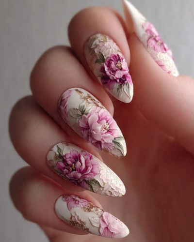 Uñas con diseño 3D de flores peonías