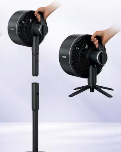 Ventilador sobre mesa en exterior, ideal para refrescar en temporada de calor.