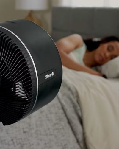 Ventilador en recámara, pensado para dormir fresco en temporada de calor.