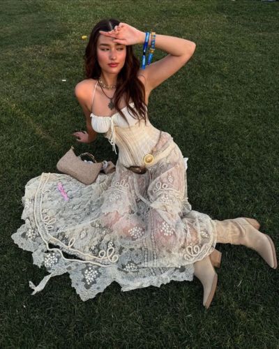 Las botas vaqueras no solo son para el campo: combinadas con vestidos boho pueden convertirse en tu mejor aliado para un look festivalero