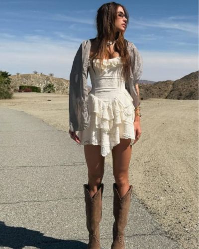 Las botas vaqueras no solo son para el campo: combinadas con vestidos boho pueden convertirse en tu mejor aliado para un look festivalero