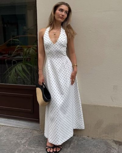 Esta primavera, los vestidos con polka dots regresan con una estética más pulida y sofisticada, perfecta para quienes aman el estilo old money.