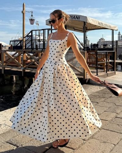Esta primavera, los vestidos con polka dots regresan con una estética más pulida y sofisticada, perfecta para quienes aman el estilo old money.