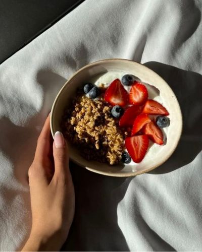 Plato de yogur con frutos rojos y granola