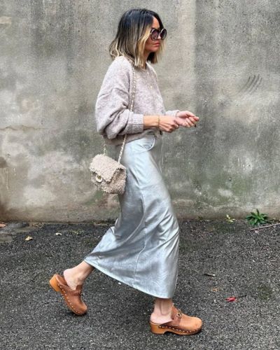 Clogs suecos con falda midi metálica