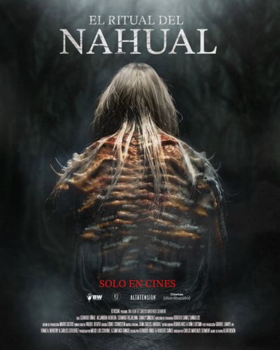 Póster oficial de “El ritual del nahual” con una figura de espaldas en un ambiente oscuro y el texto “Solo en cines”.