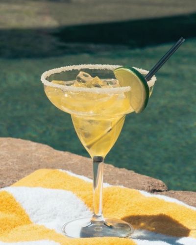 Margarita de limón decorada con fruta natural.