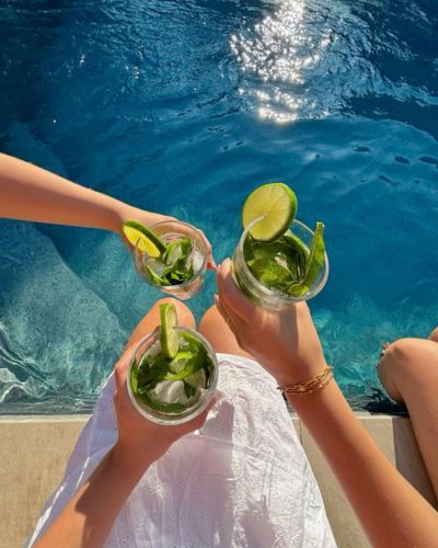 Mojitos decorados con hojas de menta y rodajas de limón natural.