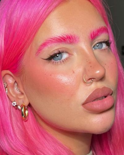 Cejas rosas en tonalidad fucsia