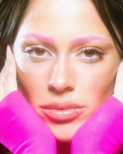 Cejas rosas de Tini Stoessel