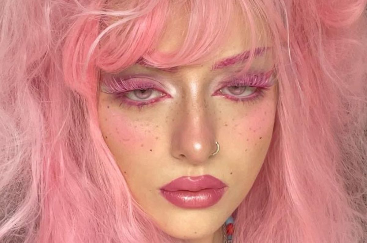 Cejas rosas: la tendencia femenina y audaz que marca la temporada