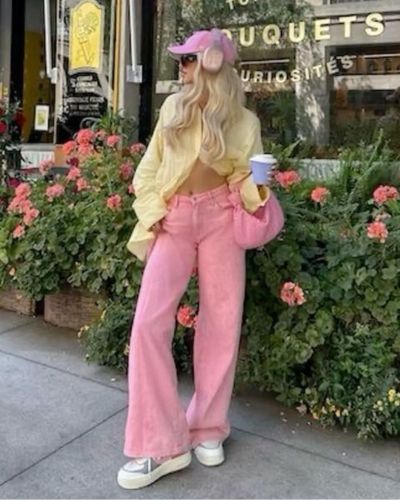 Look con pantalón rosa y camisa amarillo mantequilla