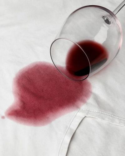 Cómo eliminar manchas de vino tinto sobre la ropa
