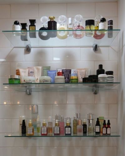 Cosas que no debes guardar en el baño: perfumes y skincare