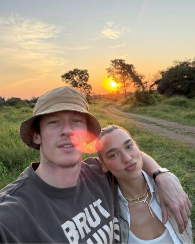 Selfie de Dua Lipa y Callum Turner de vacaciones antes de su boda