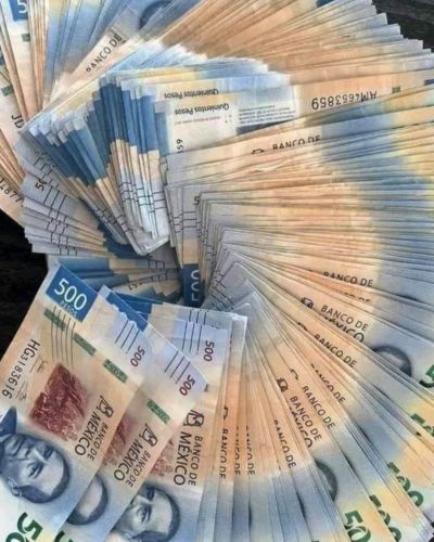 Fajos de billetes de 500 pesos mexicanos extendidos, imagen relacionada con una transferencia bancaria y un monto de 30 mil pesos.