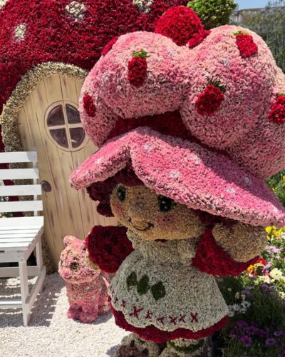 Rosita fresita colocada frente a una casita temática dentro de una instalación del Festival Flores y Jardines Polanco 2026.