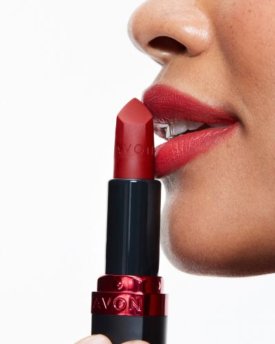 Primer plano de labios con labial rojo y un lipstick de Avon abierto, ideal como idea de regalos para mamá.
