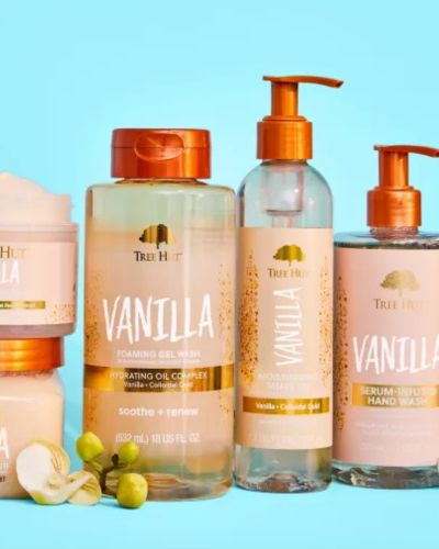 Productos corporales con etiqueta “Vanilla” de Tree Hut sobre fondo azul