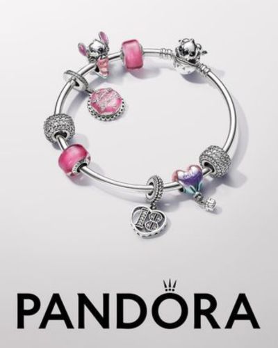 Pulsera tipo charm de Pandora con dijes en tonos rosa y plata, un detalle especial para regalar el 10 de mayo