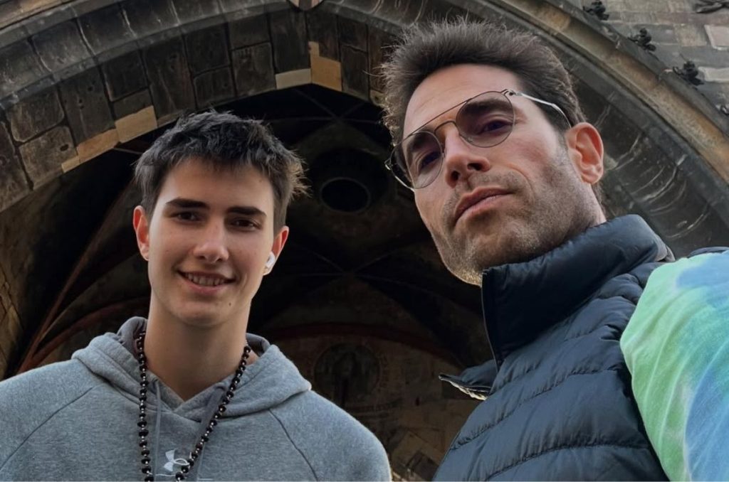 Selfie de Sebastián Rulli y su hijo en Praga