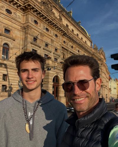 Selfie de Sebastián Rulli y su hijo en Praga