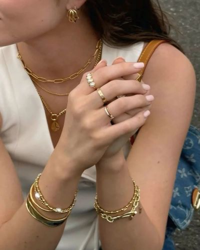 Joyería minimalista en color dorado