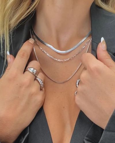 Joyería minimalista en color plata
