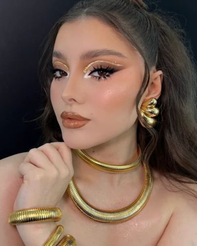 Maquillaje cálido con joyería dorada
