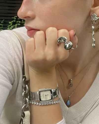 Mix de joyería chunky y minimalista en color plata 