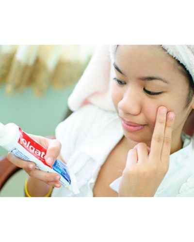 Lo que no debes usar en el rostro: pasta de dientes en granitos