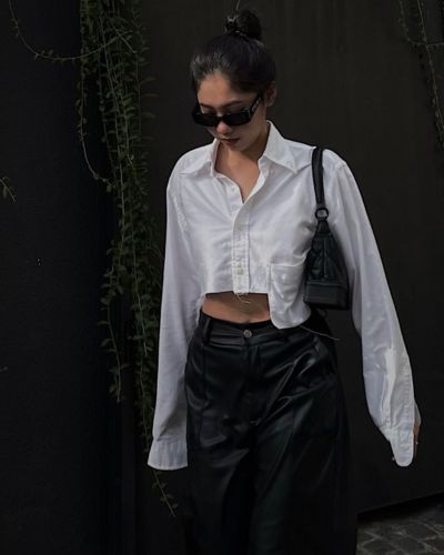 Outfit con camisa blanca corta