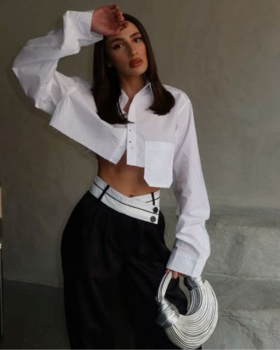 Outfit con camisa blanca corta