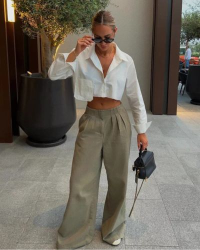 Outfit con camisa blanca corta y pantalones nude