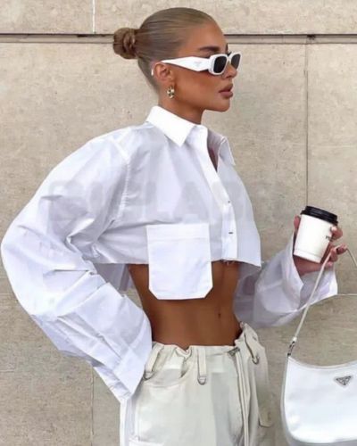 Outfit con camisa blanca corta y pantalones nude