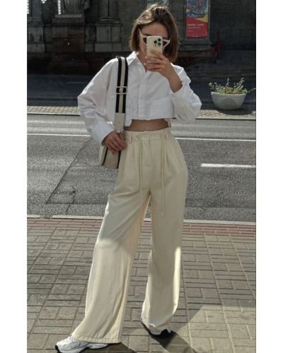 Outfit con camisa blanca corta y pantalones nude