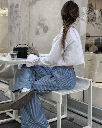 Outfit con camisa blanca corta