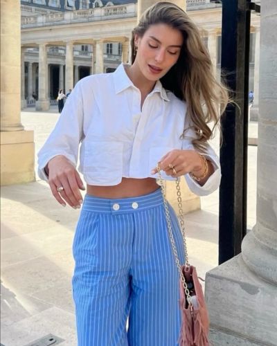 Outfit con camisa blanca corta